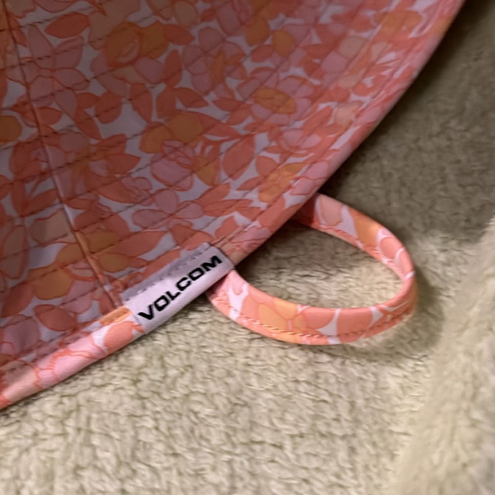 Floral Bucket Hat in Peach and White Feeling shady ! Volcom wide brim hat - Picture 5 of 11